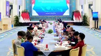 Perwakilan mahasiswa dari berbagai organisasi kampus dan eksternal bertemu Mensesneg Prasetyo Hadi di Kompleks Istana Kepresidenan Jakarta, Kamis (4/9/2025) malam. (Dok: Biro Pers)