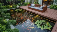 7 Desain Kolam Ikan dengan Dek Kayu Pelindung dan Bangku Santai yang Membuat Halaman Terlihat Lebih Mewah