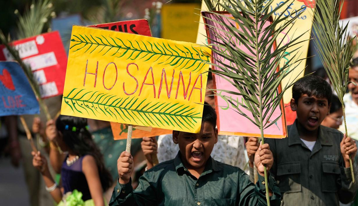Minggu Palma untuk memperingati peristiwa yang tercatat dalam Injil, di mana masyarakat berseru, "Hosana! Diberkatilah Dia yang datang dalam nama Tuhan". Tampak dalam foto, para umat Kristiani memegang daun palem selama prosesi Minggu Palma yang menandai Minggu keenam dan terakhir masa Prapaskah dan awal Pekan Suci di Hyderabad, India, Minggu, 29 Maret 2026. (AP Photo/Mahesh Kumar A.)