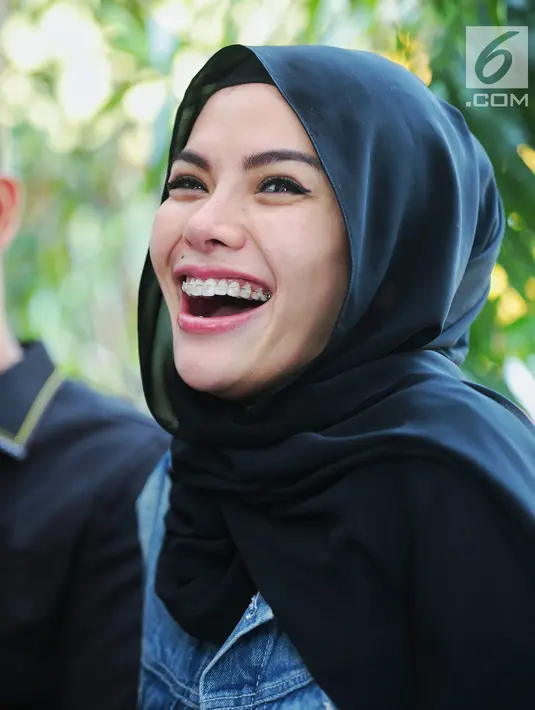 Artis Nikita Mirzani tertawa saat memberikan keterangan usai menjalani pemeriksaan di Polres Metro Jakarta Selatan, Selasa (2/10). Nikita menjalani pemeriksaan laporan terkait penggelapan barang-barang milik Dipo Latief. (Liputan6.com/Faizal Fanani)
