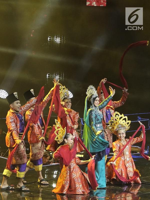 Penampilan Siti Nurhaliza saat konser 'Dato Sri Siti Nurhaliza on Tour' di Istora Senayan, Jakarta, Kamis (21/2). Lagu yang ikut dinyanyikan adalah Demi Kasih Sayang, Bila Harus Memilih, Cuba Untuk Mengerti, dan Intrig Cinta. (Fimela.com/Bambang E Ros)