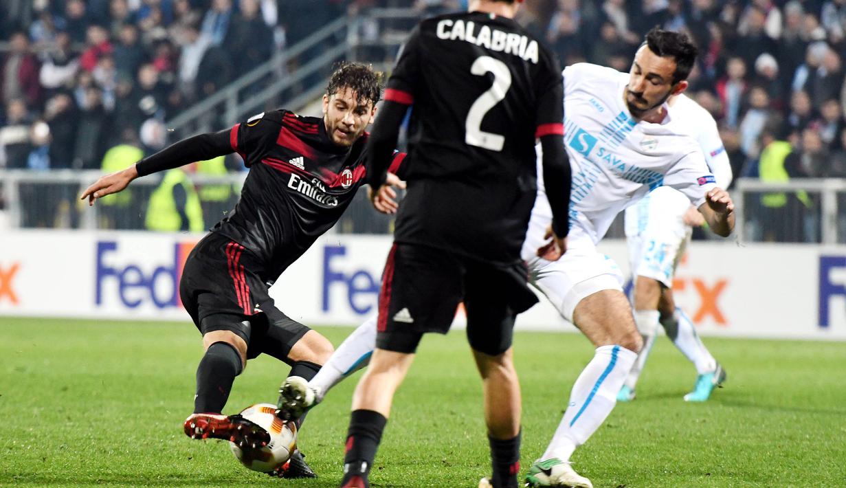 Gelandang AC Milan, Manuel Locatelli, berusaha melewati gelandang Rijeka, Mario Gavranovic, pada laga Liga Europa di Stadion HNK Rijeka, Jumat (8/12/2017). AC Milan takluk 0-2 dari Rijeka. (AFP/Stringer)