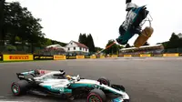Pebalap Mercedes, Lewis Hamilton, menjadi yang tercepat pada sesi latihan bebas kedua (FP 2) F1 GP Belgia, Jumat (25/8/2017). (Twitter/@F1)