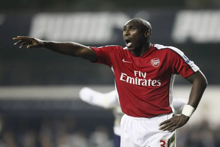 Sol Campbell saat masih berkostum Arsenal (IAN KINGTON / AFP)