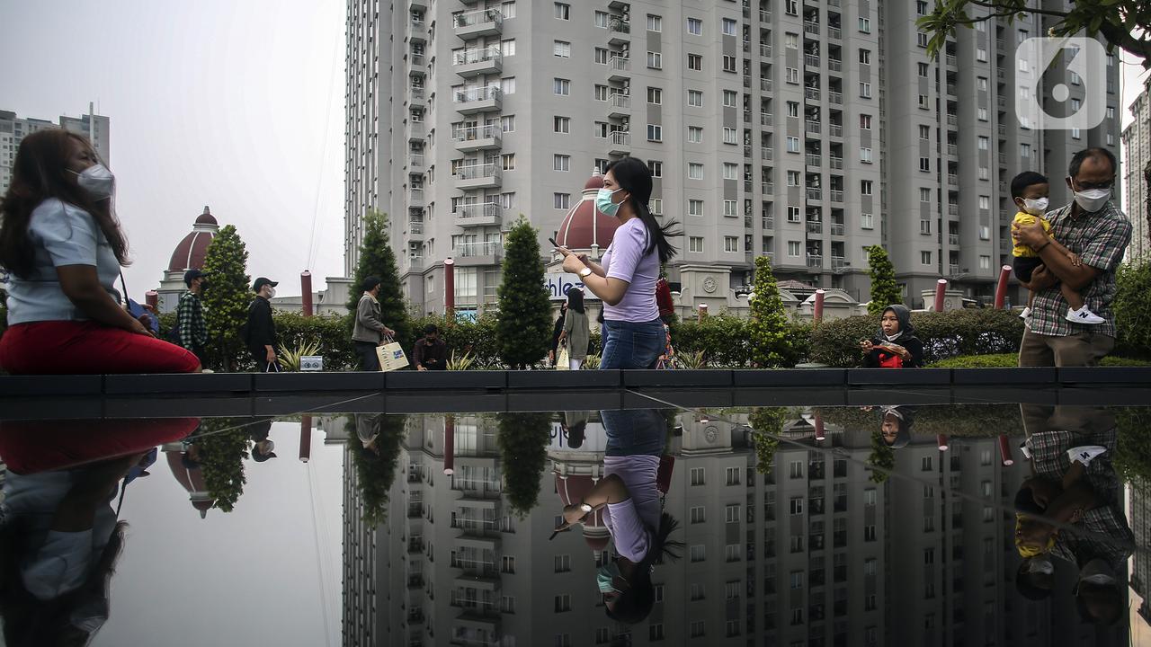 FOTO: PPKM Dilonggarkan, Pusat Perbelanjaan Kembali Ramai Pengunjung