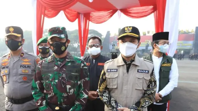 Wagub Jatim Emil Dardak bersama Pangdam V Brawijaya Mayjen TNI Suharyanto. (Dian Kurniawan/Liputan6.com)
