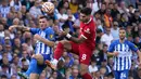 Mohamed Salah kembali mencetak gol di menit ke-45. Kali ini dia mencetak gol di kotak penalti usai Szoboszlai dijatuhkan Gross. (AP Photo/Alberto Pezzali)