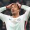 Pemain Chelsea, Joao Pedro, tampak kecewa setelah menelan kekalahan dari Atalanta pada matchday 6 fase grup Liga Champions 2025/2026 di New Balance Arena, Rabu (10/12/2025). (AP Photo/Antonio Calanni)