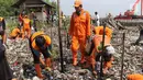 Petugas Prasarana dan Sarana Umum (PPSU) menanam bibit pohon mangrove di atas tumpukan sampah di kawasan hutan mangrove Ecomarine, Jakarta Utara, Minggu (18/3). Sebanyak 350 bibit mangrove ditanam di kawasan tersebut. (Liputan6.com/Arya Manggala)