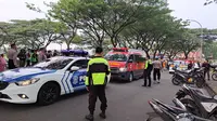 Tiga jenazah korban pesawat jatuh di BSD, Tangerang Selatan dibawa ke RS Polri. (Liputan6.com/Pramita Tristiawati)