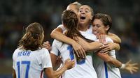 Para pemain Amerika Serikat merayakan gol yang dicetak oleh Alex Morgan ke gawang Selandia Baru pada laga Olimpiade 2016 Rio de Janeiro di Stadion Mineirao, Belo Horizonte, Brasil, Rabu (7/4/2016). AS menang 2-0 atas Selandia Baru. (AP/Eugenio Savio)