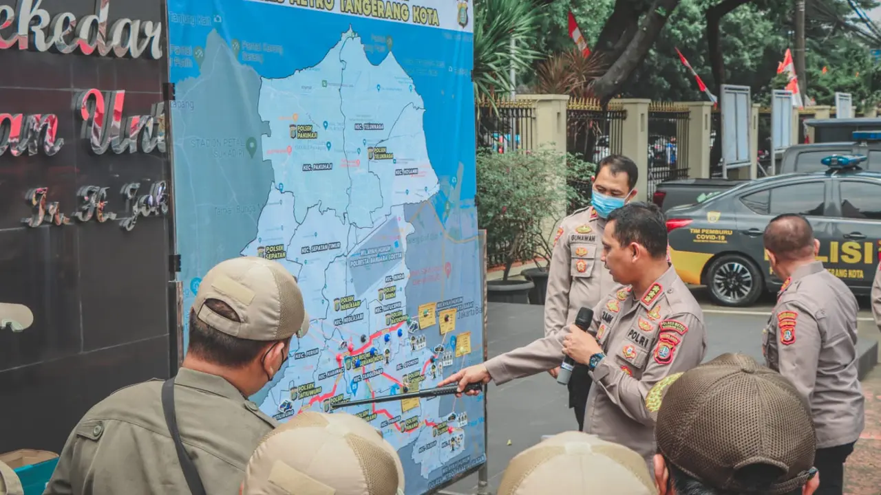 Ratusan personel Polres Metro Tangerang mengawasi ketat pendemo asal Tangerang yang berangkat ke Jakarta