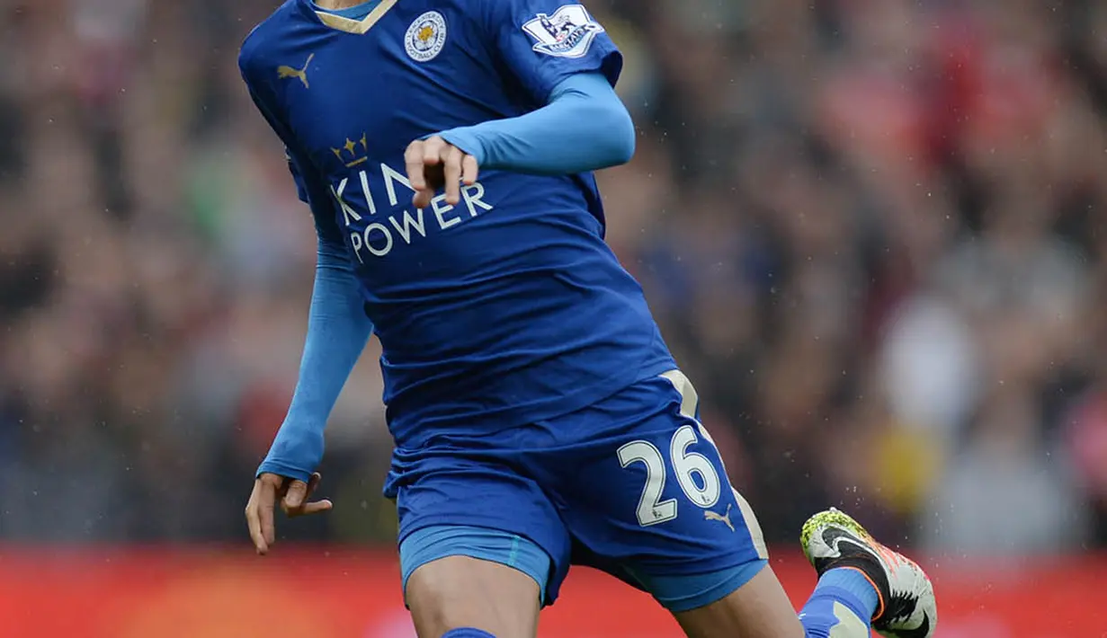 1. Riyad Mahrez, diberitakan Sky Sports, jika Arsenal belum menyerah untuk mendapatkan gelandang serang asal Algeria ini. Namun kepindahan sang pemain terbilang sulit mengingat Leicester terus berupaya menahannya. (AFP/Oli Scarff)