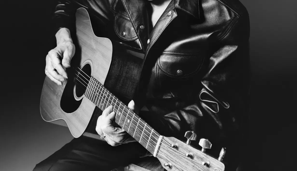 Dengan gayanya khas, Bob Dylan tampil kekinian dengan jaket kulit [Celine]