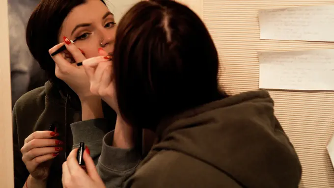 Cara Mengatasi Eyeliner kering