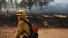 Petugas pemadaman mengatur jalur pemadaman saat Api Bolt membakar Lembah Yokuts di Fresno County, California, pada tanggal 26 Juni 2024. (David SWANSON/AFP)