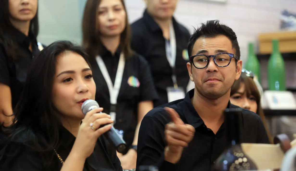 Presenter Raffi Ahmad santai menjawab kabar terkait perselingkuhannya. Begitu juga dengan istrinya, Nagita Slavina. Meski kabar itu santer, pasangan yang telah memiliki seorang anak itu tetap menunjukkan kemesraannya. (Nurwahyunan/Bintang.com)