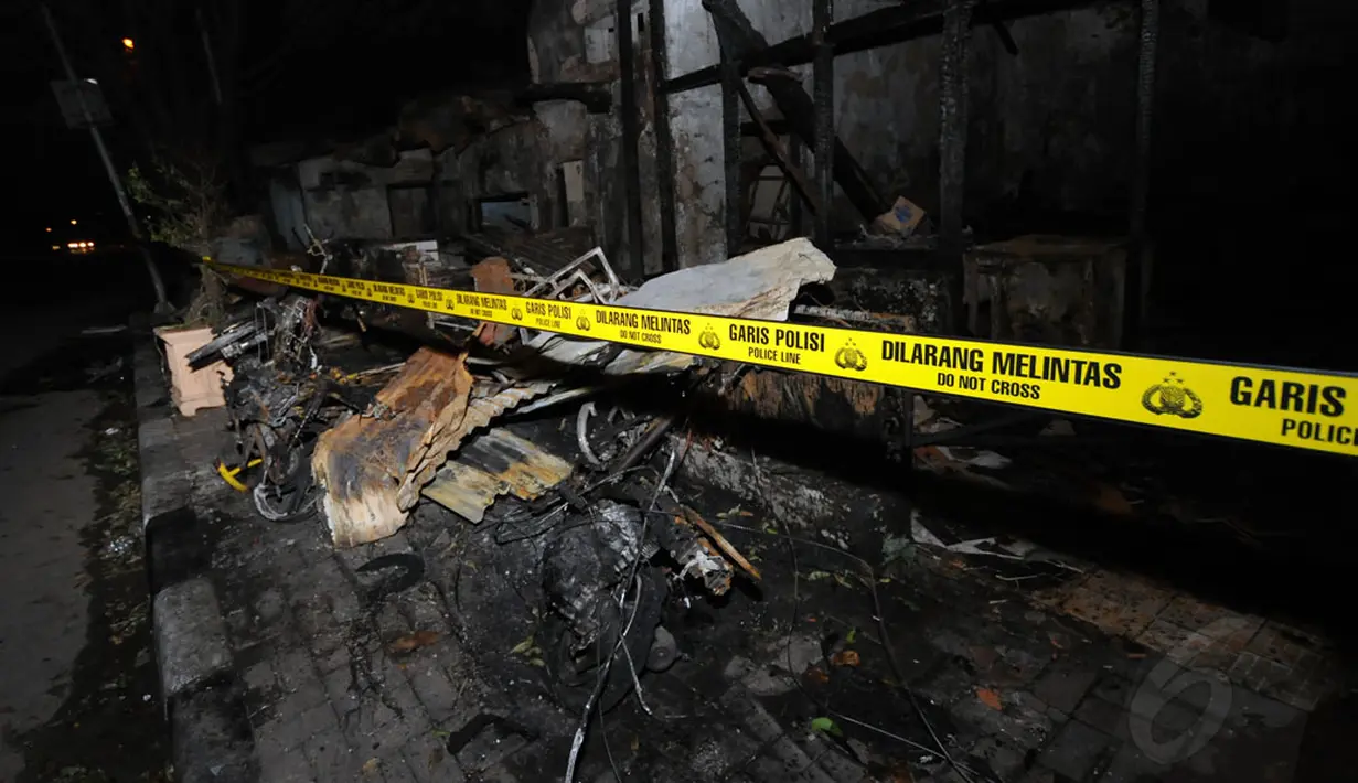 Puing sisa kebakaran yang menghanguskan restoran Bakmi Gondangdia terlihat memenuhi trotoar jalan depan restoran yang terletak di Jalan RP Soeroso, Gondangdia, Jakarta Pusat, pada Kamis malam (4/12/2014). (Liputan6.com/Helmi Fithriansyah)