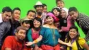 Pembawa acara kelahiran 15 Januari 1972 saat berkumpul dengan crew & cast Ceriwis terlihat penuh energi. Berkat Indy, acara Ceriwis berhasil jadi acara bincang-bincang yang sangat populer di kala itu. (Liputan6.com/IG/indrabekti)