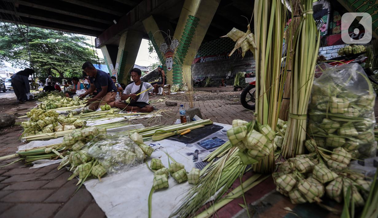 H-2 jelang Hari Raya Idul Fitri 1444 Hijriyah, perajin ketupat mulai menjamur di kawasan Pesanggrahan. (Liputan6.com/Johan Tallo)