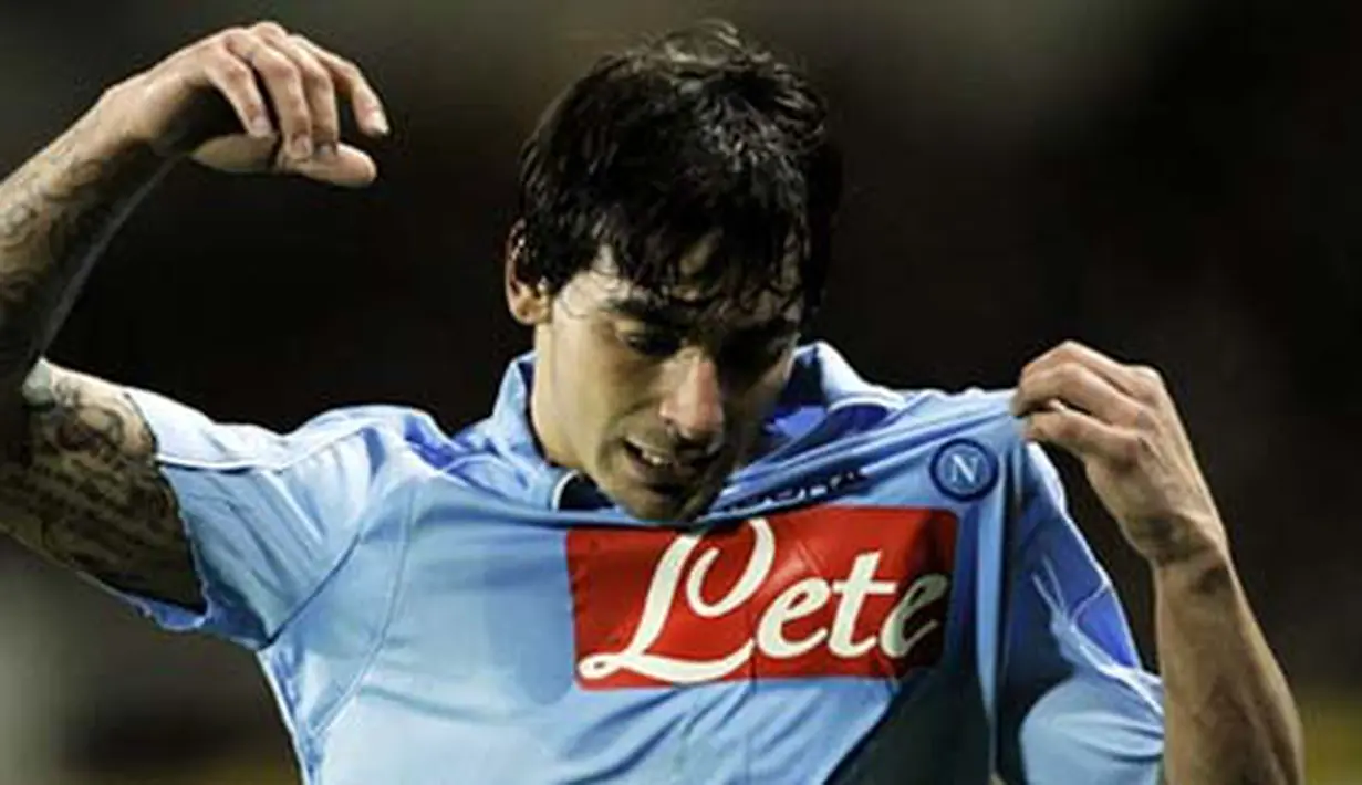 Napoli's Ezequiel Lavezzi of Argentina reacts during their Series A football match against Juventus at Turin's Olympic Stadium on February 28, 2009. AFP PHOTO/ Filippo MONTEFORTE 