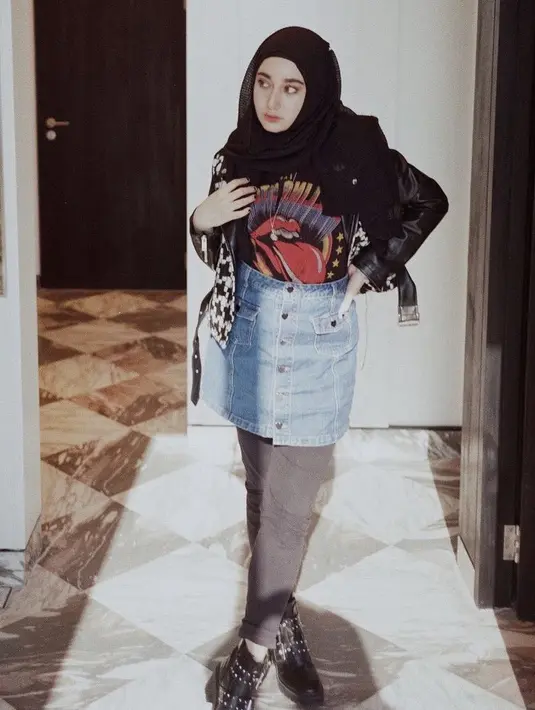 Ia juga tampil edge dengan jaket kulit hitam dipadukan tshirt dan kerudung warna serasi. Untuk bawahan, ia mengenakan mini skirt denim dan celana hitam serta bootsnya. Credit: Instagram @osnapitzcha