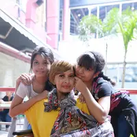 Setelah menjalani pengobatan di China selama kurang lebih 4 bulan, Yana Zein meninggal dunia satu hari setelah tiba di Indonesia. Ia meninggalkan dua orang putrinya, Aurelia Callista Carilla dan Alika Pandora Salvine. (Adrian Putra/Bintang.com)