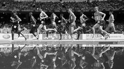 Para pelari berlomba di nomor lari 5.000m putra Kejuaraan Dunia Atletik 2015 di Stadion Nasional, Beijing, Tiongkok. (22/8/2015). (AFP Photo/Franck Fife)