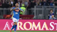 Lorenzo Insigne mengaku bangga bisa mencetak gol ke-100 di sepanjang kariernya, dalam kemenangan tim atas AS Roma, Sabtu (14/10/2017). (AFP / TIZIANA FABI)
