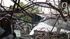 Kondisi menara Base Transceiver Station (BTS) milik Radio Republik Indonesia (RRI) yang roboh di kawasan Radio Dalam, Kebayoran Baru, Jakarta Selatan, Minggu (22/12/2019. Menara yang roboh menimpa rumah, masjid, kendaraan, dan melukai seorang warga. (Liputan6.com/Herman Zakharia)