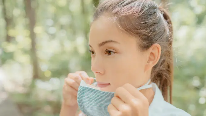 ilustrasi cara mengatasi maskne yang muncul pada saat pandemi/Maridav/shutterstock