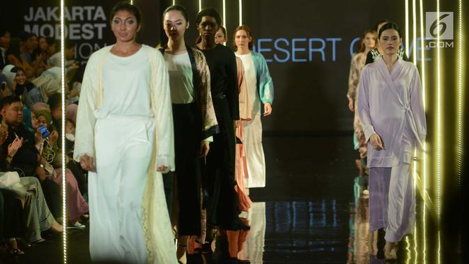 Model mengenakan busana Desert Cove asal Uni Emirat Arab pada hari ketiga Jakarta Modest Fashion Week di Gandaria City, Sabtu (28/7). Ajang fashion bergengsi tersebut diselenggarakan dari 26 hingga 29 Juli. (Kapanlagi.com/Bayu Herdianto)