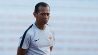 Pelatih kiper Timnas Indonesia U-22, Hendro Kartiko, mengamati pemainnya saat latihan di Stadion Rizal Memorial, Manila, Rabu (27/11). Latihan ini persiapan jelang laga SEA Games 2019 melawan Singapura U-22. (Bola.com/M Iqbal Ichsan)