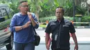 Terpidana mantan Kepala Pusat Data dan Sistem Informasi Sekretariat Jenderal Kemendagri, Dudy Jocom (kiri) tiba untuk menjalani pemeriksaan di Gedung KPK, Jakarta, Kamis (9/5/2019). Dudy diperiksa sebagai saksi dalam kasus dugaan korupsi proyek kampus IPDN di Kab. Gowa. (merdeka.com/Dwi Narwoko)