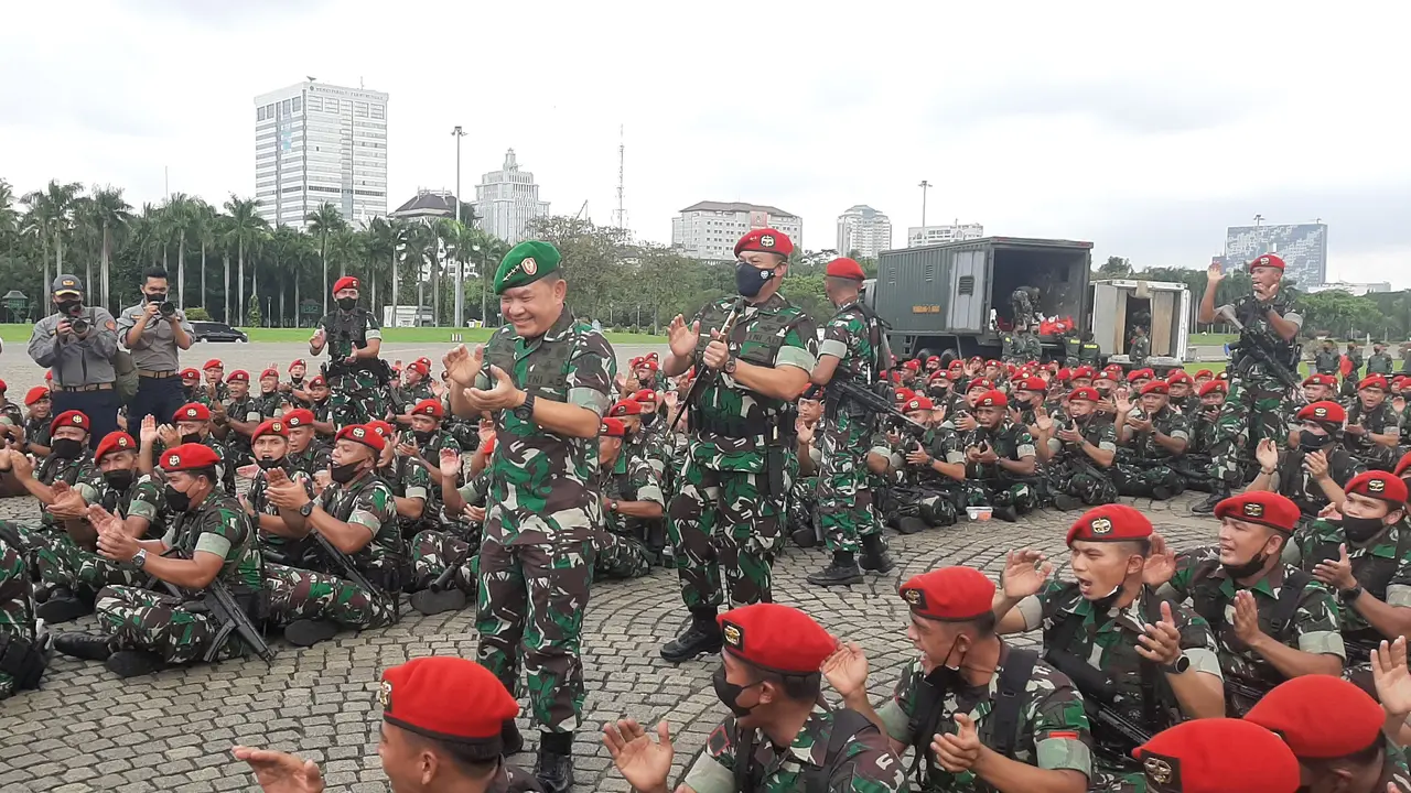 KSAD Jenderal Dudung Abdurachman usai memimpin Apel Gelar Pasukan jajaran TNI AD wilayah Jabodetabek di Monas, Jakarta pada Selasa,