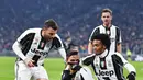 Selebrasi pemain Juventus, Paulo Dybala (tengah) bersama rekan-rekannya usai membobol gawang AC Milan pada laga perempat final Coppa Italia di Juventus Stadium, Turin, (25/1/2017). Juventus menang 2-1. (Alessandro Di Marco/ANSA via AP)