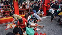 Tradisi yang telah berlangsung turun-temurun di kalangan komunitas Tionghoa ini bukan hanya bertujuan menghormati arwah leluhur, tetapi juga menjadi momentum berbagi dengan sesama. (Foto: AFP)