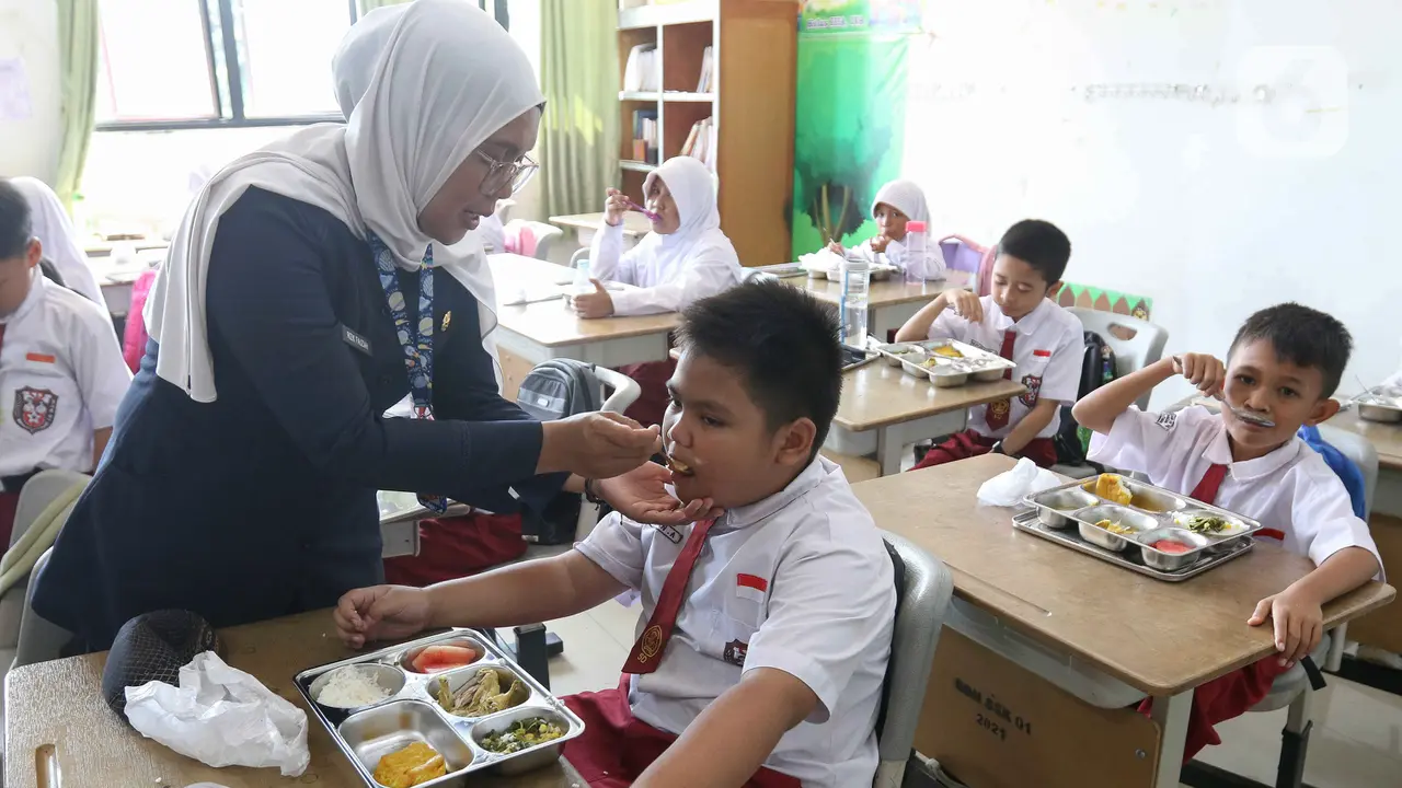 Resmi Diluncurkan, Seperti Ini Antusiasme Siswa Sekolah Dasar Santap Makan Bergizi Gratis