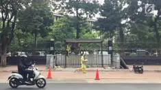 Pengendara motor melintas di depan halte bus Mesjid Istiqlal, Jakarta, Sabtu (6/1). Pembuatan halte tersebut dilakukan untuk meningkatkan kenyamanan bagi pengguna transportasi umum. (Liputan6.com/Immanuel Antonius)