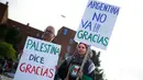 Aktivis pro-Palestina menunjukkan poster ungkapan terima kasih kepada timnas sepak bola Argentina di Barcelona (6/6). Mereka melakukan aksi berterima kasih di depan hotel penginapan pemain timnas Argentina di Barcelona. (AFP Photo/Pau Barrena)