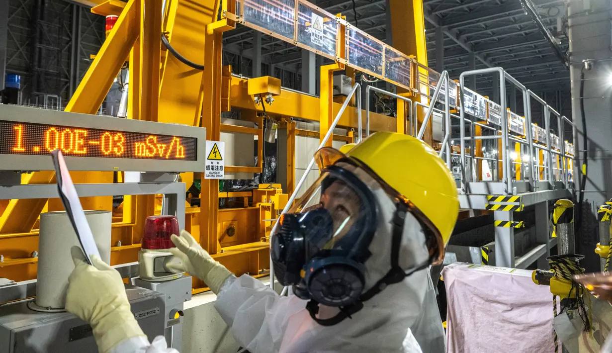 Seorang staf mengunjungi sistem penghilangan multi-nuklida di Pembangkit Listrik Tenaga Nuklir (PLTN) Fukushima Daiichi milik Tokyo Electric Power Company (TEPCO) di Okuma, Prefektur Fukushima, Jepang, 20 Januari 2023. Badan Energi Atom Internasional (IAEA) mengatakan rilis itu memenuhi standar internasional dan “tidak akan membahayakan lingkungan”. (Philip FONG/AFP)