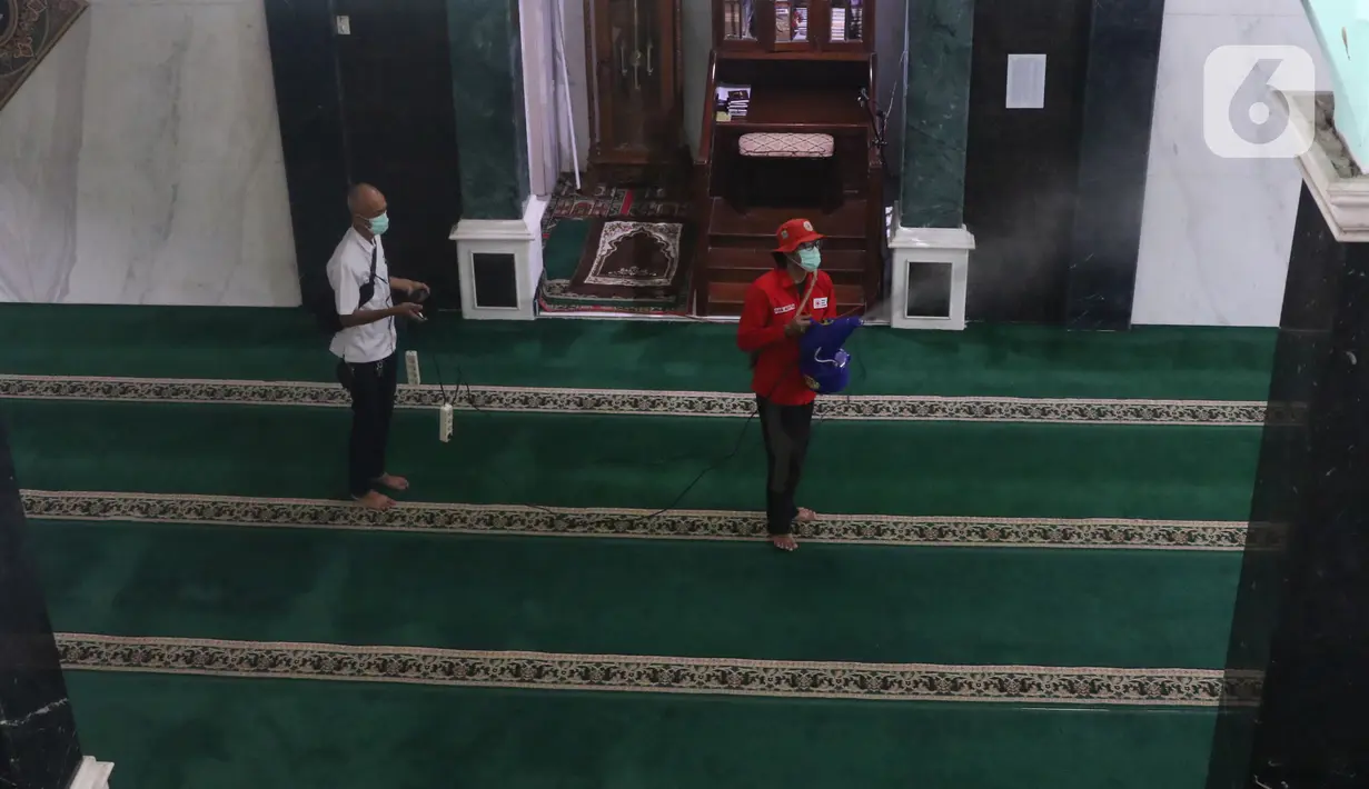 Petugas PMI Kota Tangerang melakukan penyenprotan disinfektan di area masjid Al Hidayah Cipondoh, Tangerang, Banten, Jumat (1/4/2022). Penyemprotan tersebut dilakukan untuk mengantisipasi penyebran covid 19 selama bulan Ramadhan. (Liputan6.com/Angga Yuniar)