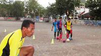 Yusuf Ekodono saat melatih PS Fajar di Surabaya (Bola.com/Zaidan Nazarul)