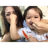 Betapa lucunya foto ini, Jedar terlihat menutup hidung dari El Barack. El juga melakukan hal yang sama pada sang ibu. (Foto: instagram.com/inijedar)