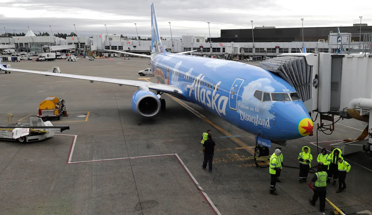Pesawat Alaska Airlines bertema tema khusus dari salah satu film yang diproduksi Pixar Animation Studios terparkir di Bandara Internasional Seattle-Tacoma, Seattle pada 7 Oktober 2019. Pesawat Boeing 737-800 milik maskapai tersebut menampilkan tokoh dari Toy Story. (AP Photo/Ted S. Warren)