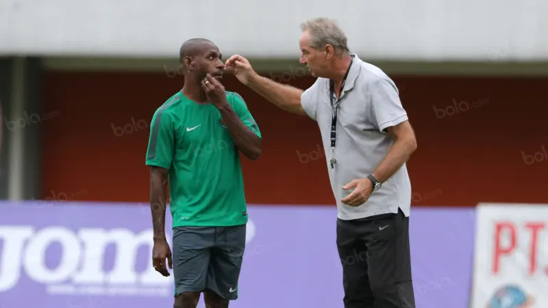 Cara Komunikasi Alfred Riedl dan Pemain Timnas Indonesia