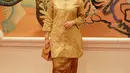Sebagai paduan, ia kenakan kain tenun dari Ghea Panggabean dan tas Hermes Mini Kelly warna cokelat [@marcella.zalianty]