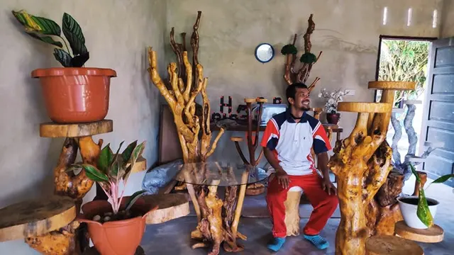 Koordinator Rumah Produksi Sahabat Akar, Ali Imran, dengan sejumlah rak tanaman hias siap jual.