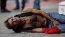 Seorang penjarah toko elektronik menjerit kesakitan setelah kakinya oleh polisi sipil di Vitoria, negara bagian Espirito Santo, Brasil, (7/2). Kejahatan yang meningkat membuat polisi menembak para penjarah. (AP Photo / Diego Herculano)