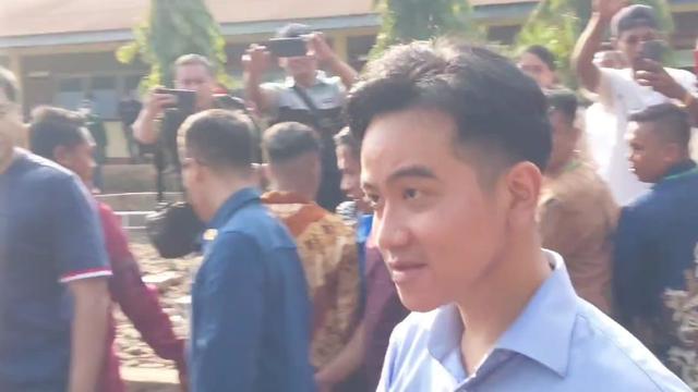Wakil Presiden Gibran Rakabuming Raka saat memantau korban bencana Gunung Lewotobi di Kabupaten Flores Timur, NTT (Liputan6.com/Ola Keda)